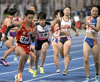 陸上男女混合１６００メートルリレー決勝　兵庫の幸長（中央右）が山下（同左）にバトンをつなぐ＝青森市のカクヒログループアスレチックスタジアム（撮影・大田将之）