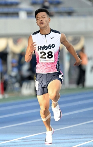 陸上少年男子Ｂ１００メートル決勝　３位に入った兵庫の田中清大＝青森市のカクヒログループアスレチックスタジアム（撮影・大田将之）