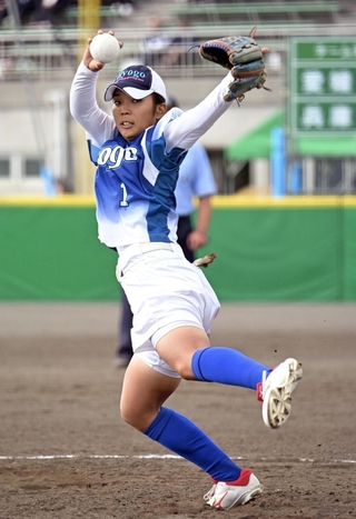 ソフトボール少年女子１回戦・愛媛-兵庫　力投する兵庫の山本＝青森県三沢市、南山屋外運動場（撮影・大田将之）