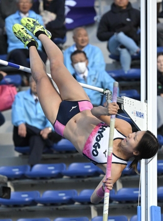 陸上成年女子棒高跳び決勝　３位に入った兵庫の那須真由＝青森市、カクヒログループアスレチックスタジアム（撮影・大田将之）