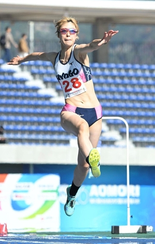 陸上成年女子三段跳び決勝　２位に入った兵庫の船田茜理（撮影・大田将之）