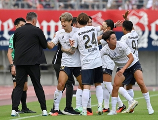 岡山－神戸　後半、チーム２点目のゴールを決め、喜ぶ大迫（手前左から２人目）や岩本（手前右）ら神戸イレブン