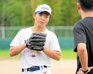 プロ野球での活躍を目指す大経大の常深颯大＝大阪府茨木市