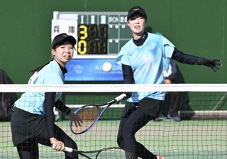 ソフトテニス成年女子準々決勝　石川を破った兵庫の前田梨緒（左）、中谷さくら組（撮影・大田将之）