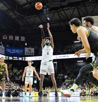 仙台－神戸　１２得点したマクダニエルズ（中央）＝Ｂリーグ提供