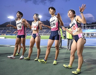 陸上男女混合１６００メートルリレーで３位に入った兵庫のメンバー＝１６日、青森市のカクヒログループアスレチックスタジアム
