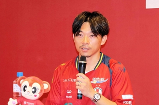 女子サッカーで関西を盛り上げる狙いを会見で語ったＩＮＡＣ神戸の阿部浩之社長＝ノエビアスタジアム神戸