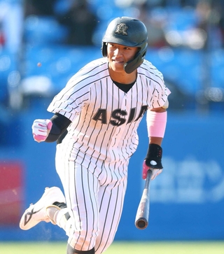 ９回、勝ち越し二塁打を放ち、拳を握る山里