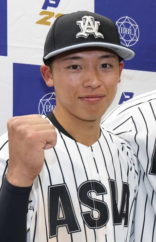 こぶしを握る亜大・山里＝神宮（撮影・佐々木彰尚）