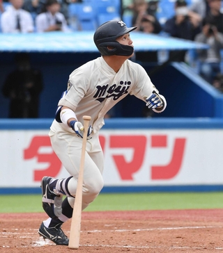 ２回裏明大、１死一、二塁、榊原七斗は右越えに３ランを放つ＝神宮（撮影・佐々木彰尚）