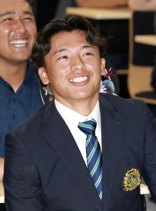 広島にドラフト１位で指名された亜細亜大の山里宝内野手＝２２日午後、東京都武蔵野市（撮影・伊藤笙子）