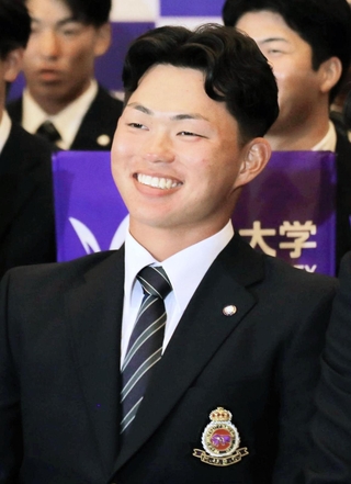 阪神からドラフト１位指名を受けた明治大の榊原七斗外野手＝２２日午後、東京都千代田区（撮影・宮崎真彦）