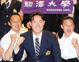 オリックスから２位指名を受け、チームメートらと喜びを分かち合う駒大の仲井慎投手＝２２日、東京都世田谷区（撮影・竜門和諒）