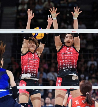 今季もブロックで重要な役目を果たす姫路の伊藤（右）＝９月２２日、大和工業アリーナ姫路