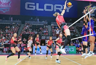 今秋開業した大和工業アリーナ姫路での初戦に臨んだ姫路の選手たち＝２４日午後、姫路市西延末（撮影・吉田敦史）