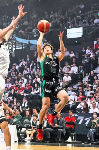 神戸－三遠　後半開始早々、ジャンプシュートを決める神戸の木村（右）
