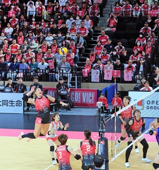 今秋開業した大和工業アリーナ姫路での本拠地初戦に臨む姫路の選手たち＝２４日午後、姫路市西延末（撮影・吉田敦史）