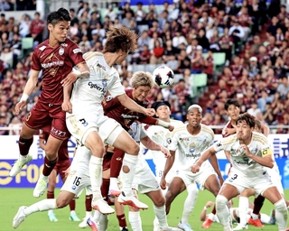 神戸－町田　後半、神戸の小松（中央）が頭で合わすも阻まれる（撮影・丸山桃奈）