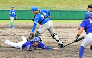 決勝の３回１死二、三塁から犠飛で生還した住友電工伊丹の杉下（左下）