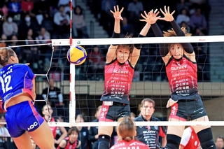 姫路－ＰＦＵ　第２セット、姫路の田中（中央）と佐々木（右）がＰＦＵ・上村（左）のスパイクをブロックするもアウトとなる（撮影・吉田敦史）