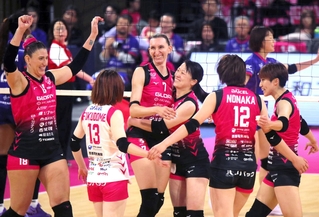 第３セット、アタックが決まり17ー12として喜ぶトドロヴァ（中央）に駆け寄る姫路の選手たち＝姫路市、大和工業アリーナ