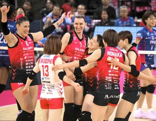 第３セット、アタックが決まり、喜ぶトドロヴァ（中央）に駆け寄る姫路の選手たち