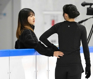三宅咲綺（右）を指導する坂本花織さん＝７月４日、大阪府泉佐野市の関空アイスアリーナ