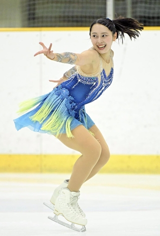 近畿選手権女子ショートプログラムでサンバのリズムに合わせて舞う三宅咲綺＝11日、尼崎スポーツの森（撮影・大田将之）