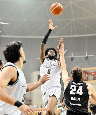 信州－神戸　第１クオーター、シュートを決める神戸・マクダニエルズ（６）＝Ｂリーグ提供