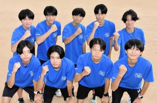 １８年ぶりの県高校駅伝に向けて意気込む男子・神戸甲北の岡田潤主将（前列右から２人目）らメンバー＝神戸市北区大脇台の同校