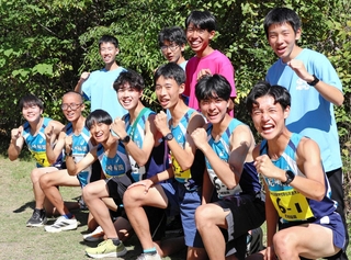 ４年ぶりに出場する県高校駅伝に向けて気合を込める男子・尼崎稲園の蓑田昊汰主将（前列右端）らメンバー＝西宮市、武庫川河川敷