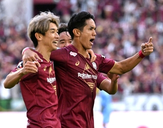 神戸－名古屋　前半、ゴールを決め、大迫（左）らと喜ぶ神戸の武藤＝ノエビアスタジアム神戸（撮影・斎藤雅志）