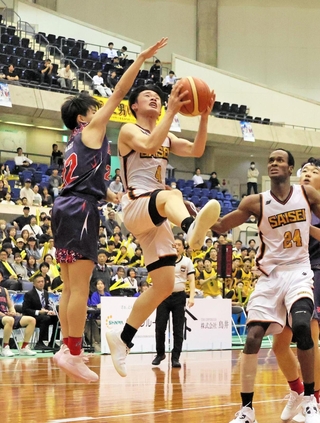 彩星工科-育英　後半、ゴール下に果敢に切り込む彩星工科の中内（中央）。右は留学生ネヘマイア＝グリーンアリーナ神戸