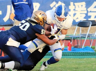 関大-関学大　第３クオーター、関学大の藤田（右）がインターセプトを決め、敵陣深くまでリターンする＝たけびしスタジアム京都