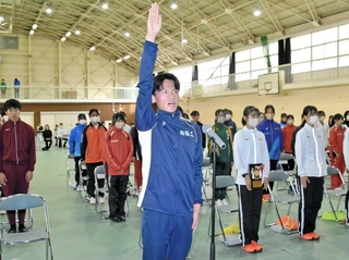 兵庫県高校駅伝の開会式で選手宣誓をする男子・西脇工の高林恭大主将＝丹波篠山市、篠山鳳鳴高