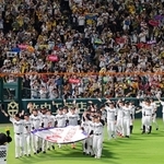 リーグ優勝のペナントを手にグラウンドを一周する阪神ナイン＝６日夜、西宮市の甲子園球場（撮影・笠原次郎）