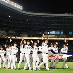 リーグ優勝のペナントを手にグラウンドを一周する阪神・藤川球児監督と選手たち＝６日夜、西宮市の甲子園球場（撮影・吉田敦史）