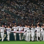 リーグ優勝のペナントを手にグラウンドを一周する阪神・藤川球児監督（左）と選手たち＝６日夜、西宮市の甲子園球場（撮影・吉田敦史）