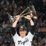 トロフィーを高々と掲げる阪神・藤川球児監督＝６日夜、西宮市の甲子園球場（撮影・吉田敦史）