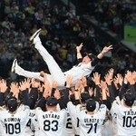 阪神ナインに胴上げされる藤川球児監督＝６日夜、西宮市の甲子園球場（撮影・吉田敦史）