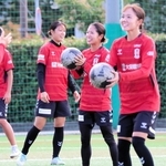 アジア大会で優勝を遂げてＩＮＡＣ神戸に合流し、笑顔を見せる成宮（中央）と桑原（同左）ら＝神戸レディースフットボールセンター