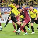 前半、ゴール前で競り合う武藤（中央）