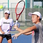 テニスの全日本ジュニア選手権で優勝した上田莉恋（右）と服部天寧＝加古川市、トップランテニスカレッジ加古川石守校