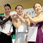 女子で優勝した三宅咲綺（中央）と２位の岩崎陽菜（左）、３位の清水咲衣＝尼崎スポーツの森
