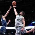 長崎-神戸　第３クオーター、リバウンドを取る神戸のアイマク（中央）＝Ｂリーグ提供