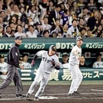阪神-横浜　６回裏阪神２死走者なし、二塁打を放つ大山悠輔＝甲子園球場（撮影・鈴木雅之）