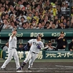 阪神-横浜　９回裏無死走者なし、ヒットを放つ木浪聖也＝甲子園球場（撮影・鈴木雅之）