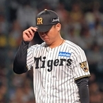 阪神-横浜　１回、先制点を取られ、下を向いてベンチへと戻る村上＝１４日夜、西宮市の甲子園球場（撮影・丸山桃奈）