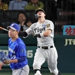 阪神-横浜　４回裏阪神無死一塁、内野フライに倒れる佐藤輝明＝甲子園球場（撮影・鈴木雅之）