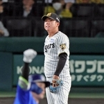 阪神-横浜　６回表横浜２死走者なし、佐野に本塁打を打たれる村上頌樹＝甲子園球場（撮影・鈴木雅之）
